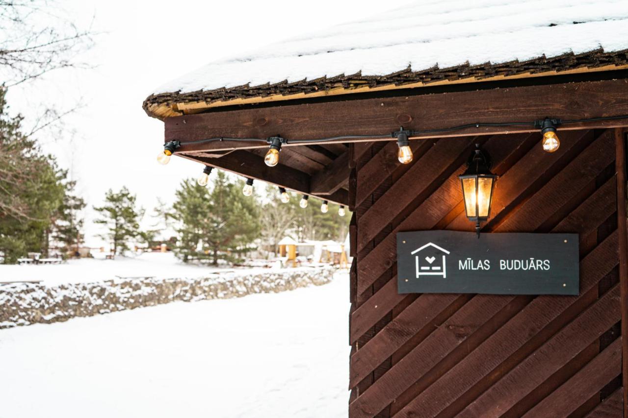 Viesu Nams Melnsils Hotell Exteriör bild