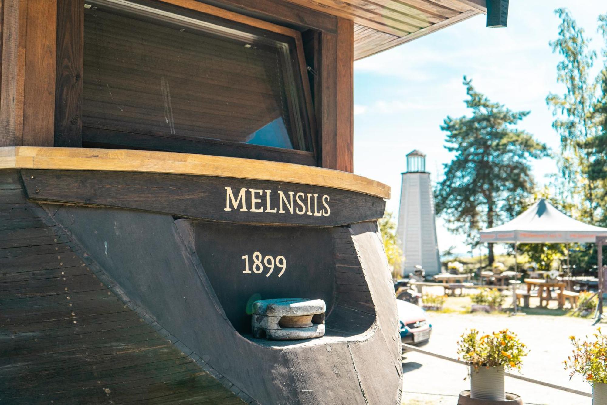 Viesu Nams Melnsils Hotell Exteriör bild