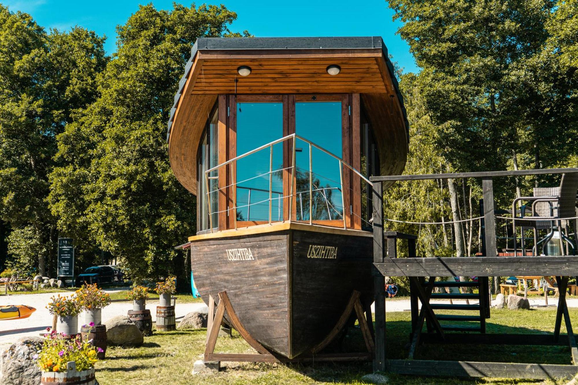 Viesu Nams Melnsils Hotell Exteriör bild