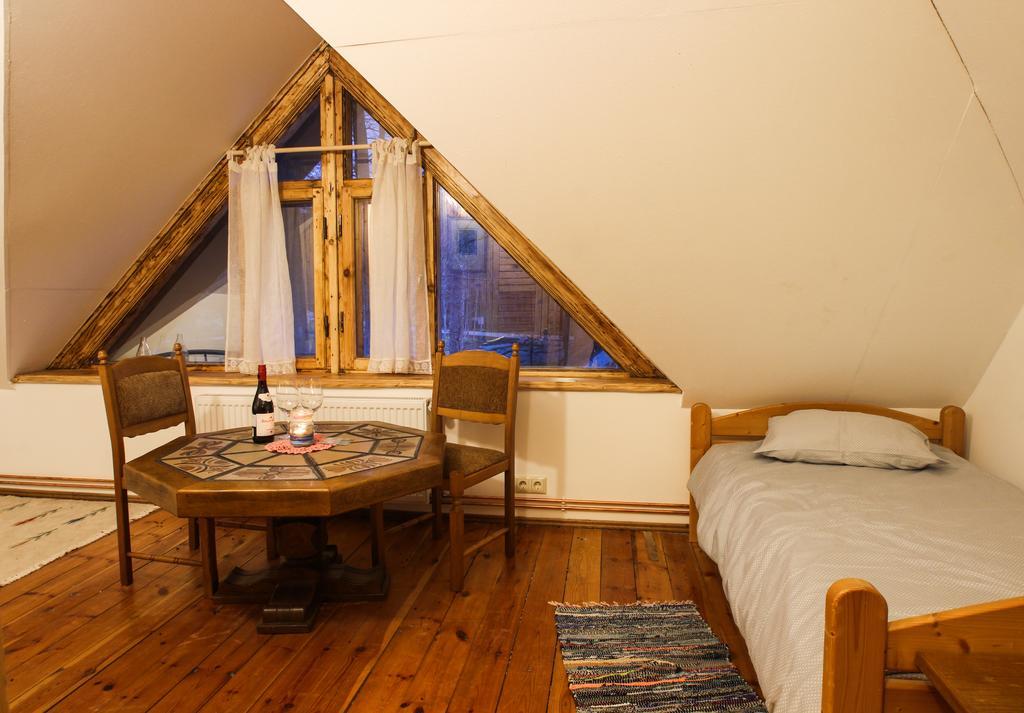 Viesu Nams Melnsils Hotell Exteriör bild